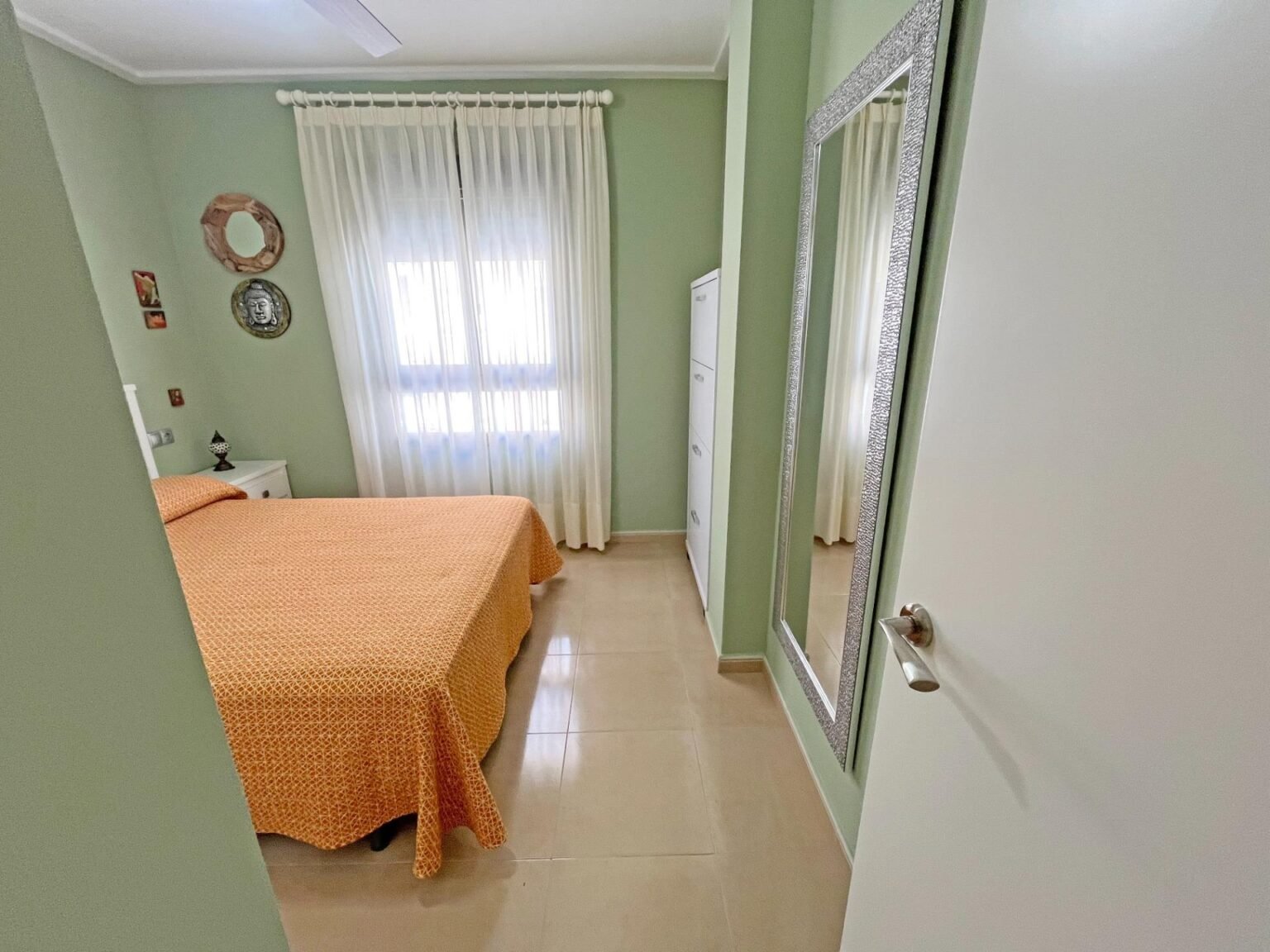 Habitación acogedora con cama