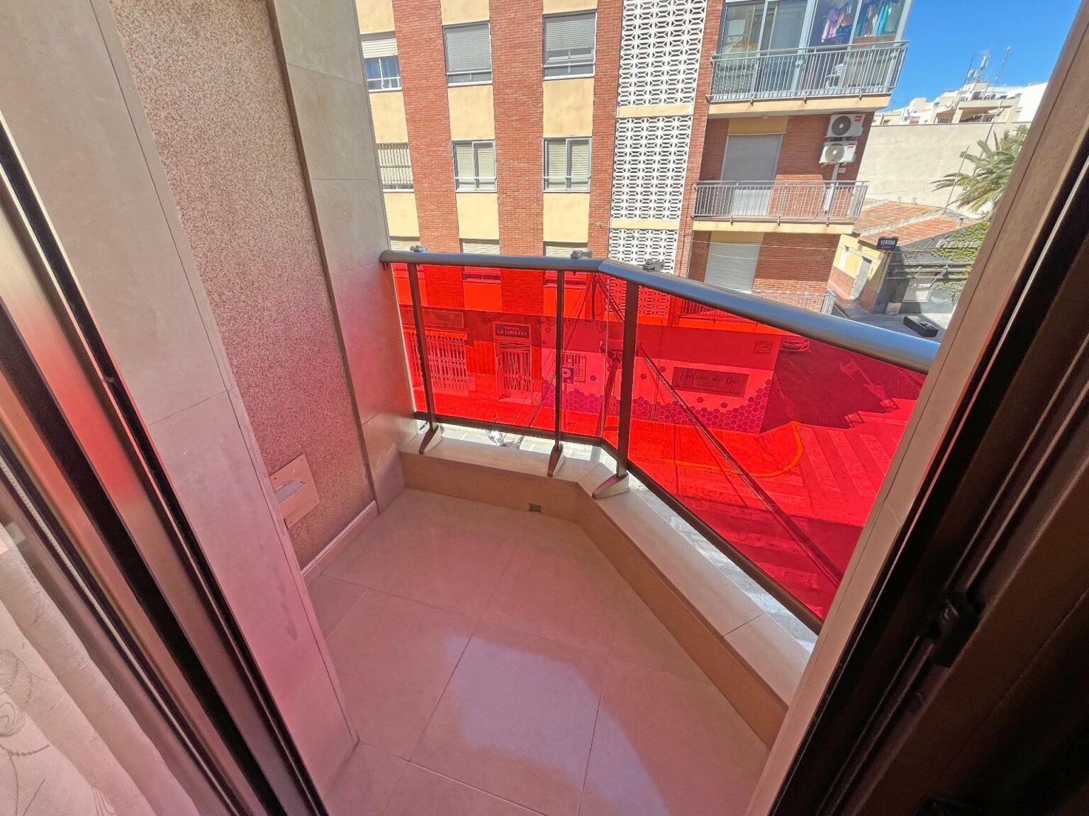 Balcón con barandilla roja