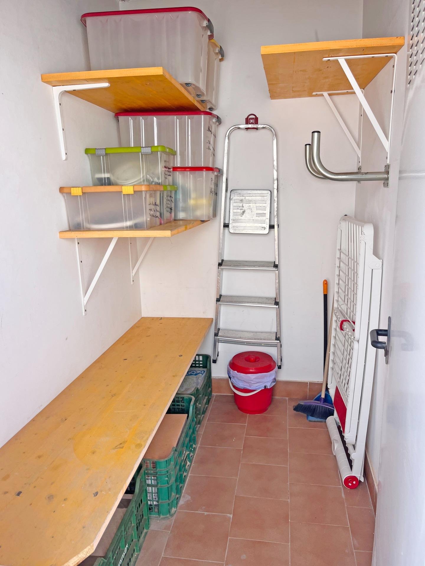 Almacén ordenado con estanterías