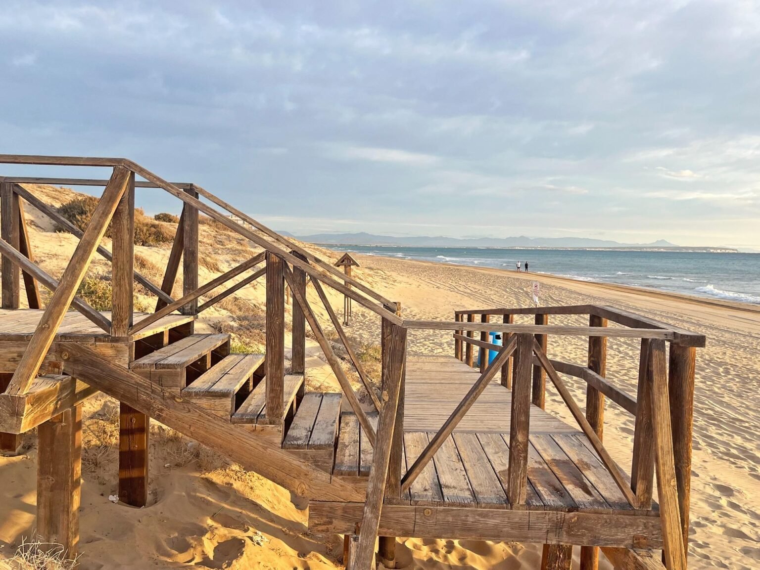 Escalera de madera en la playa