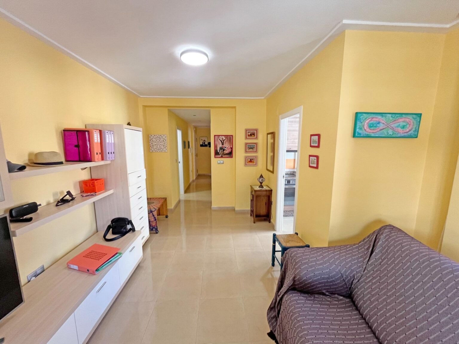 Sala de estar acogedora y luminosa