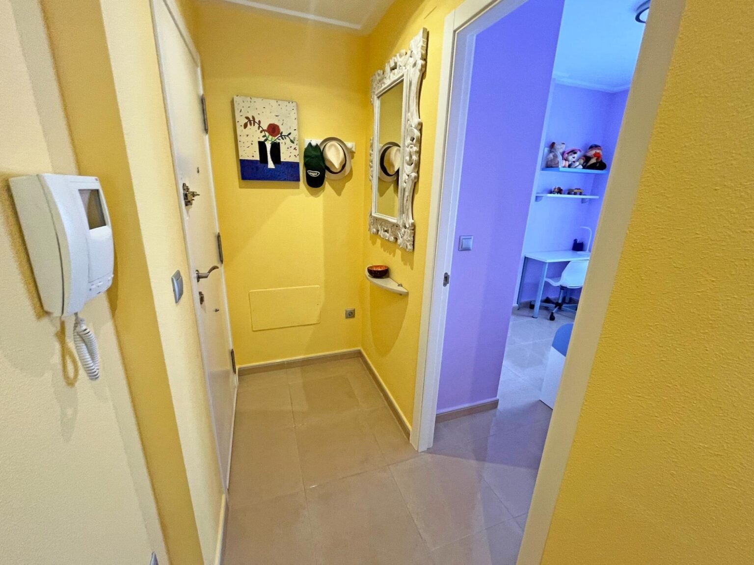 Pasillo con decoración colorida