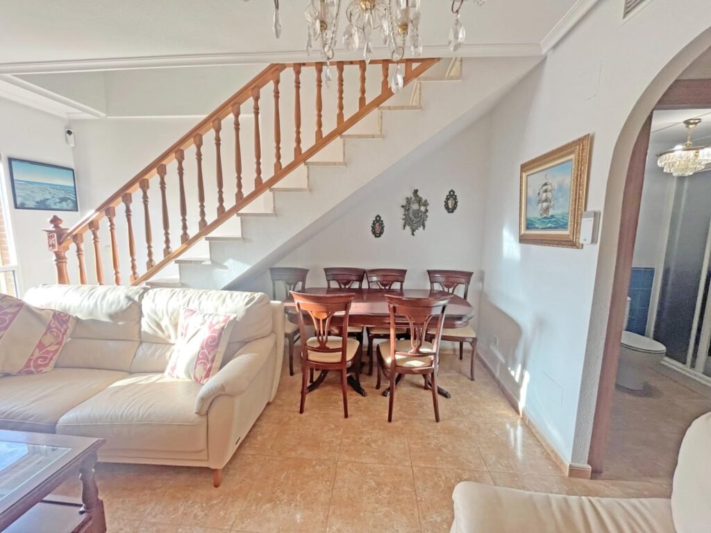 Espacio interior con sofá y mesa de comedor