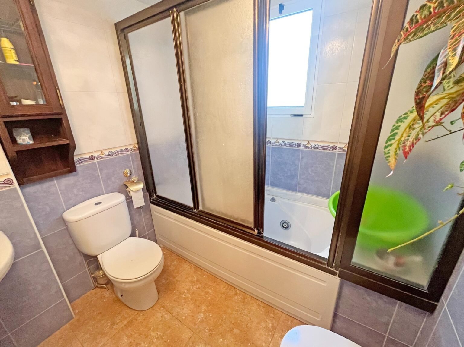 Baño con ducha y bañera