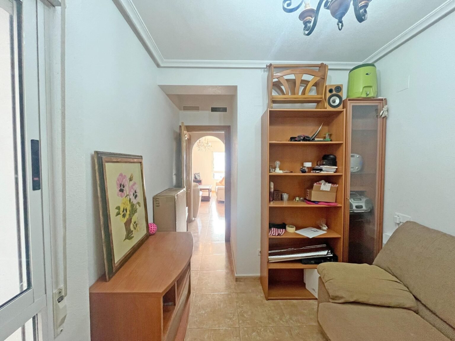 Pasillo y sala de estar cómoda