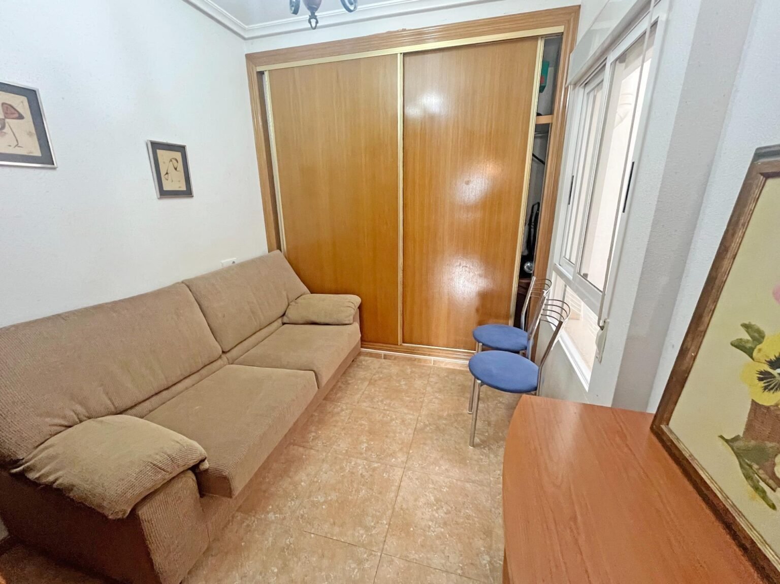 Sala de estar con sofá