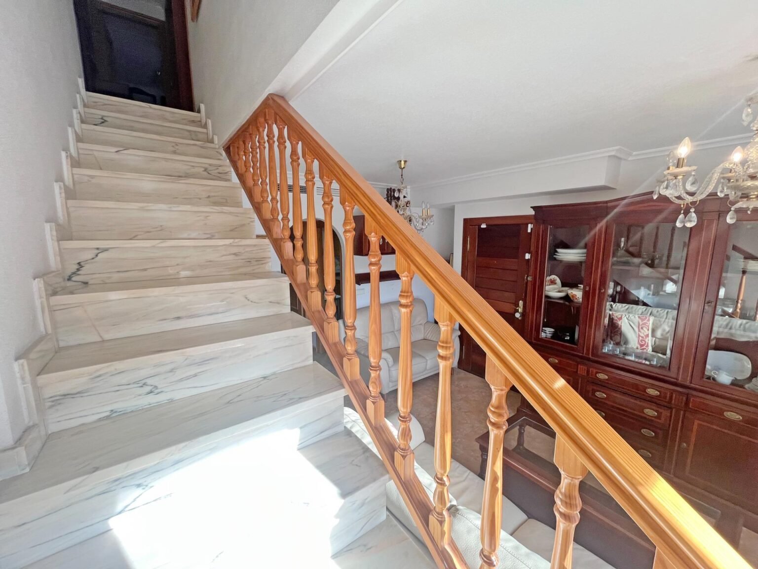 Escalera interior con barandilla de madera