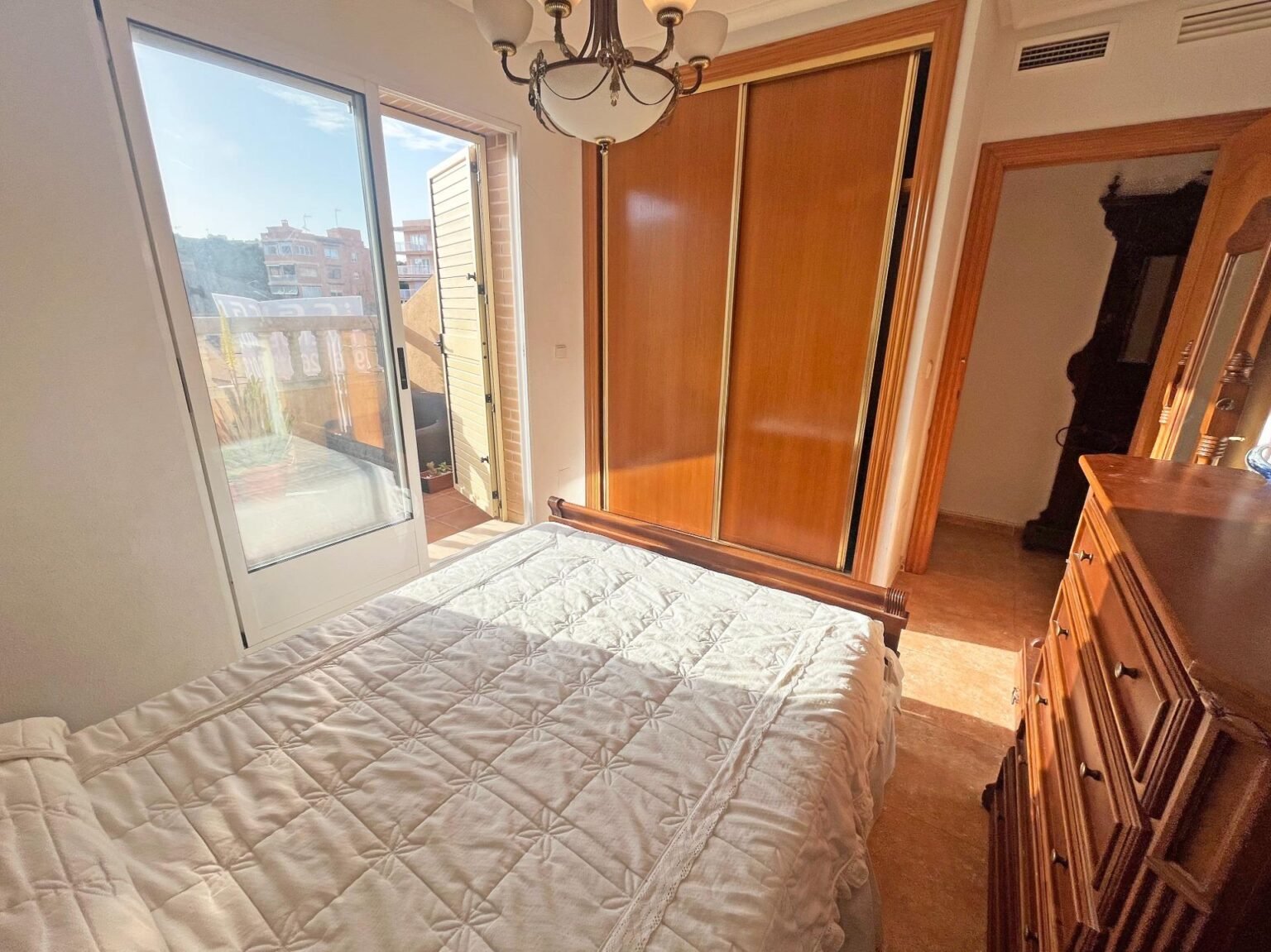 Dormitorio luminoso con armario
