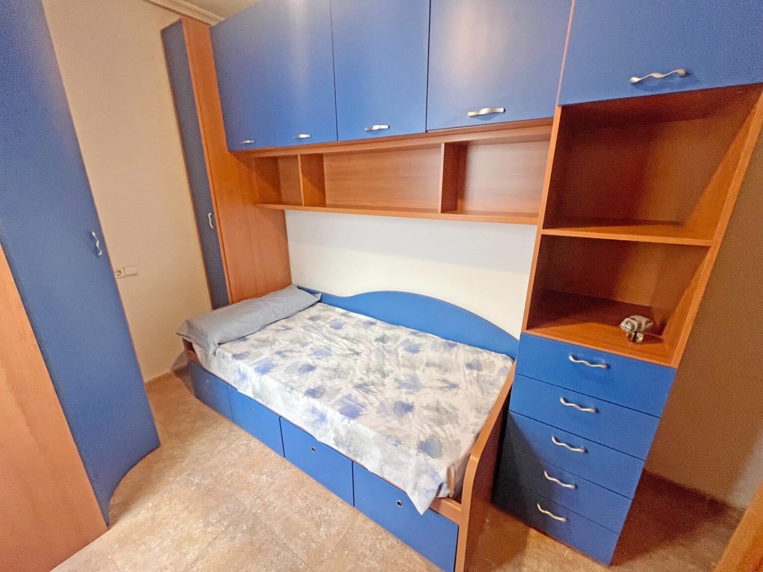 Habitación juvenil con muebles azules