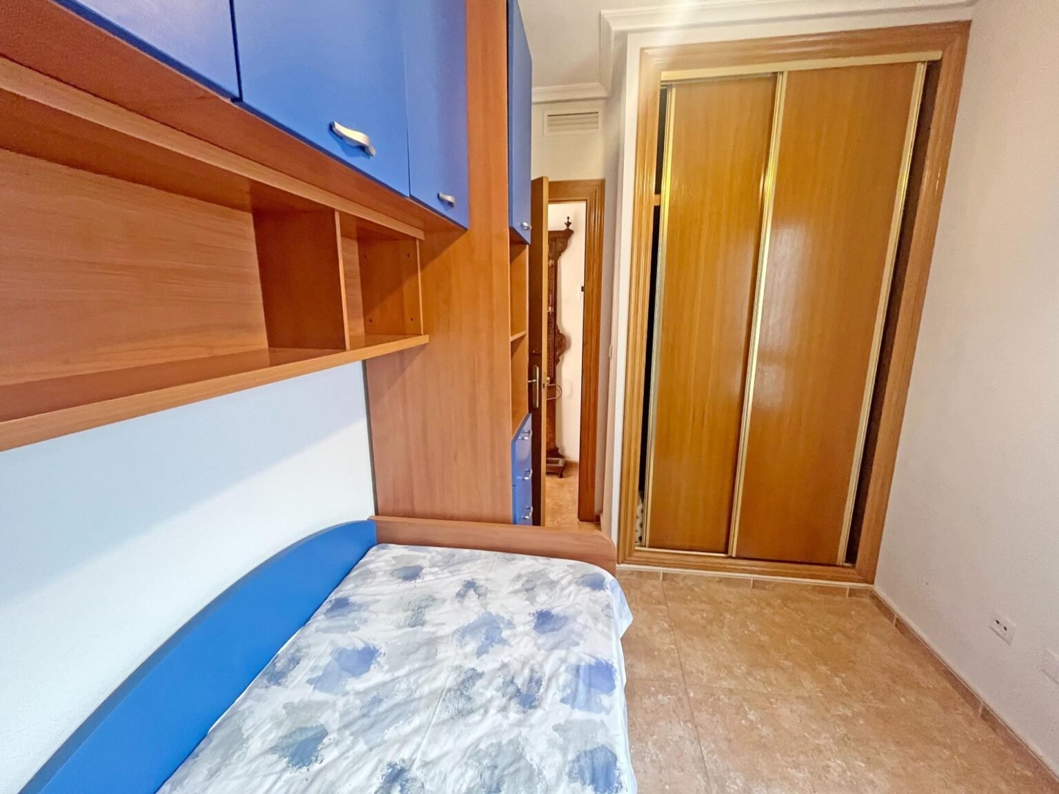 Habitación con mobiliario moderno