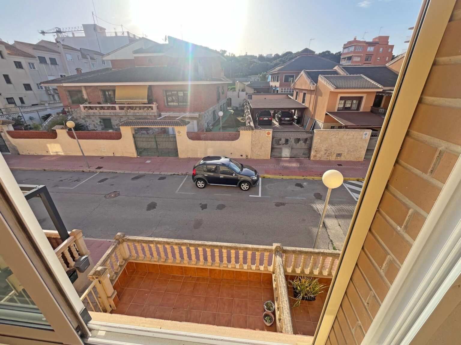 Vista desde una ventana a la calle