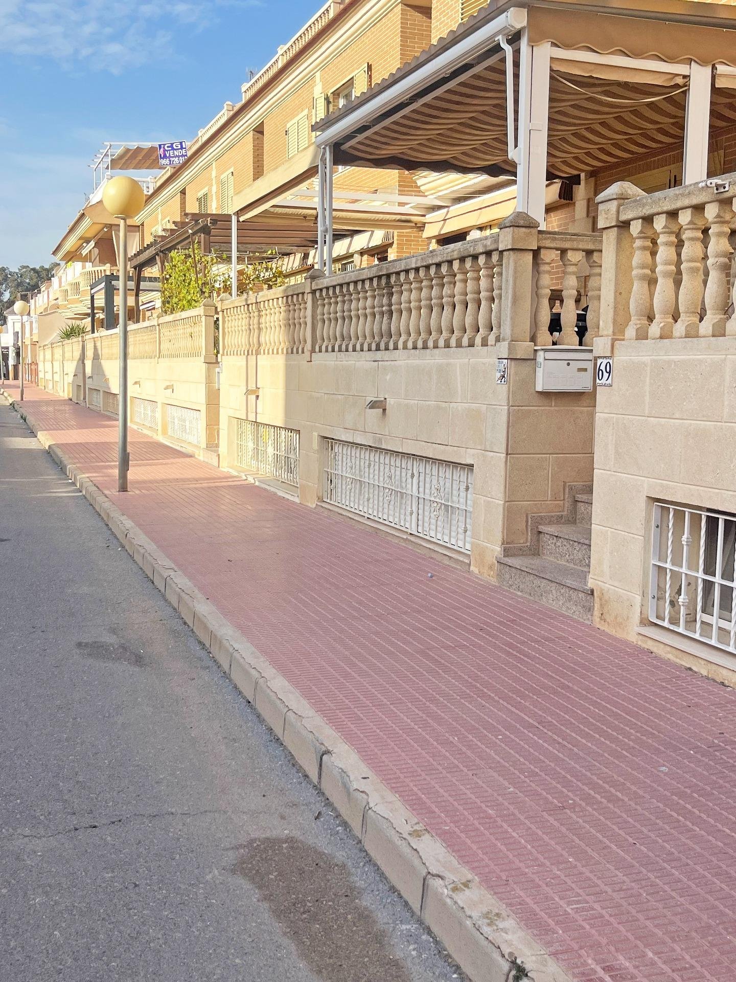 Calle con edificios y acera
