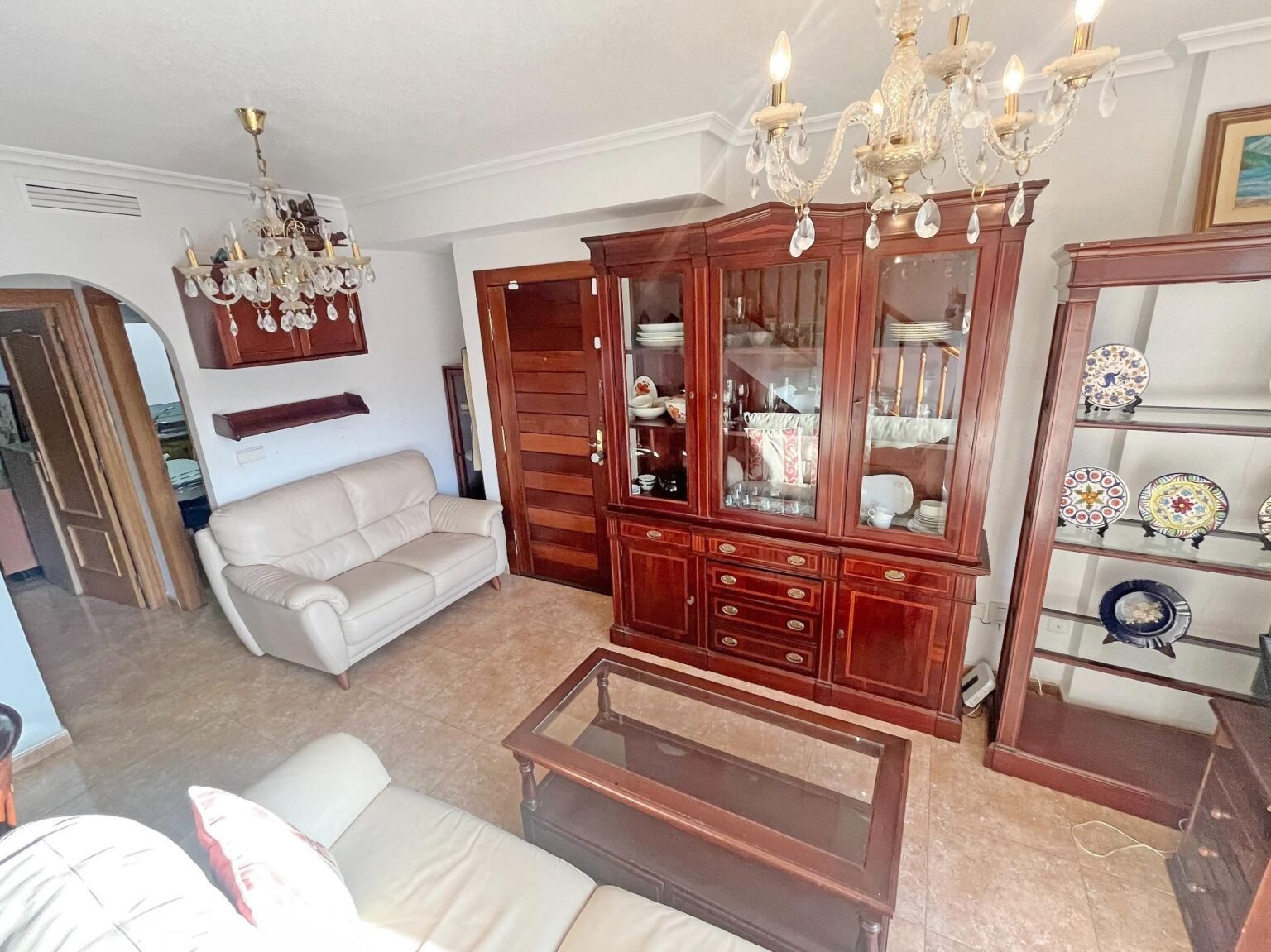 Sala de estar con muebles de madera