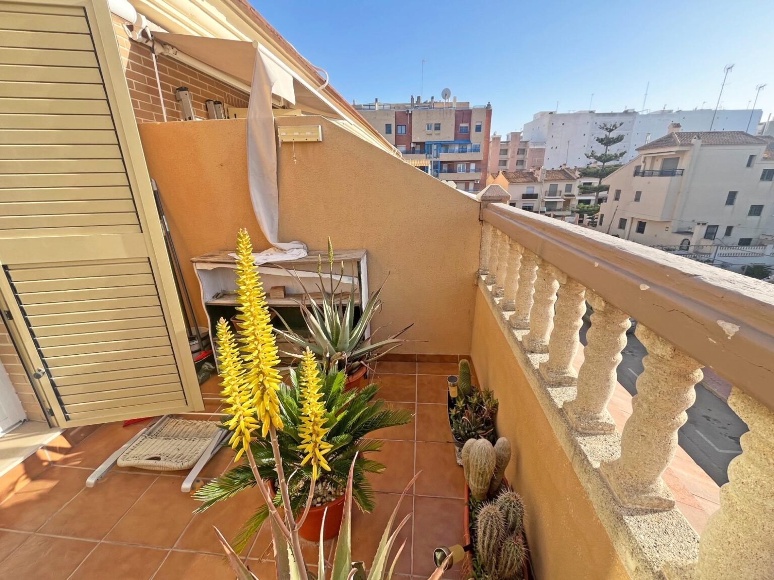 Terraza con plantas y vista urbana
