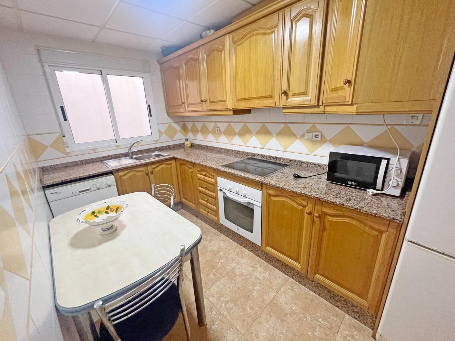 Cocina moderna con muebles de madera