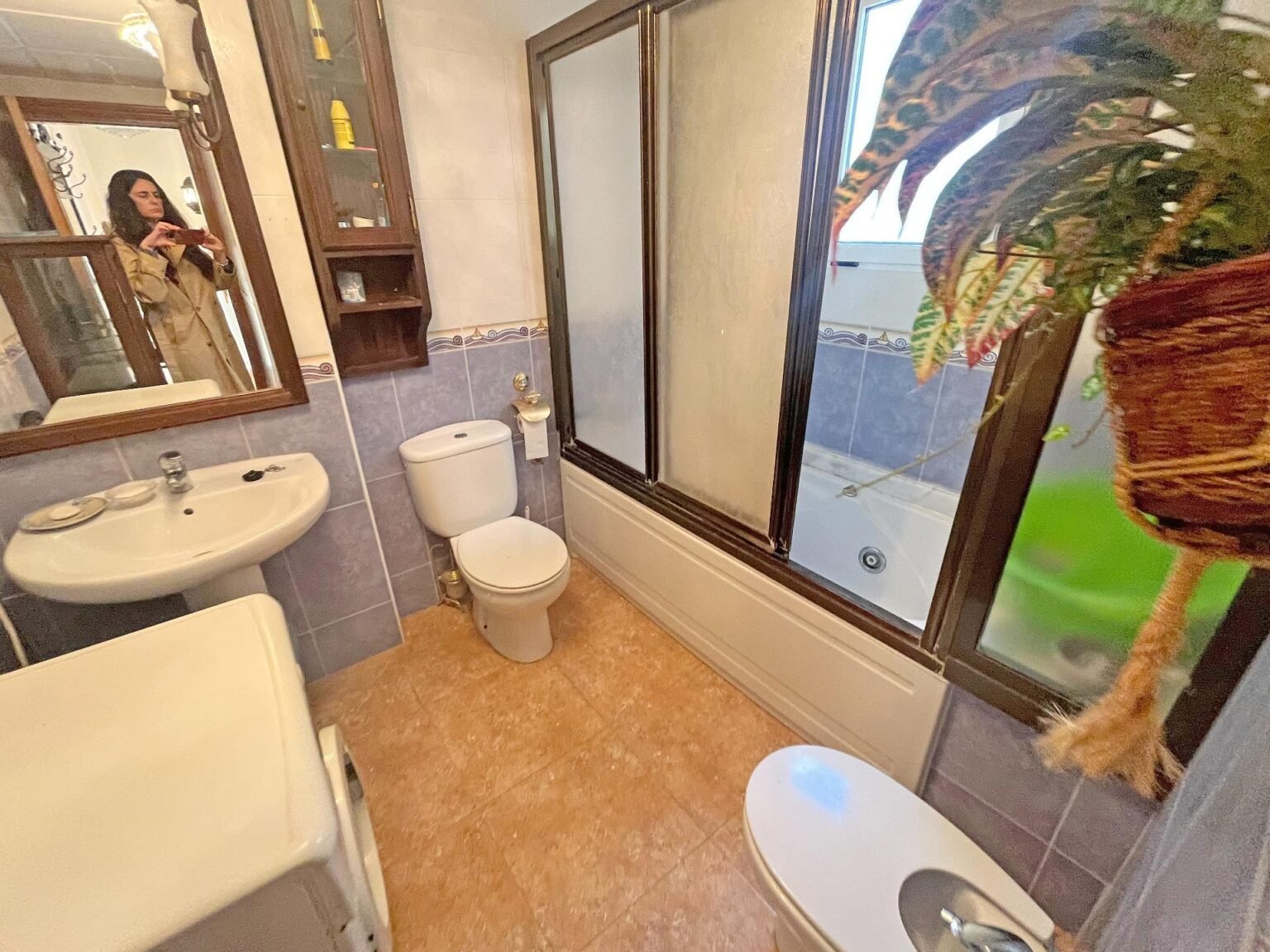 Baño con lavabo y ducha