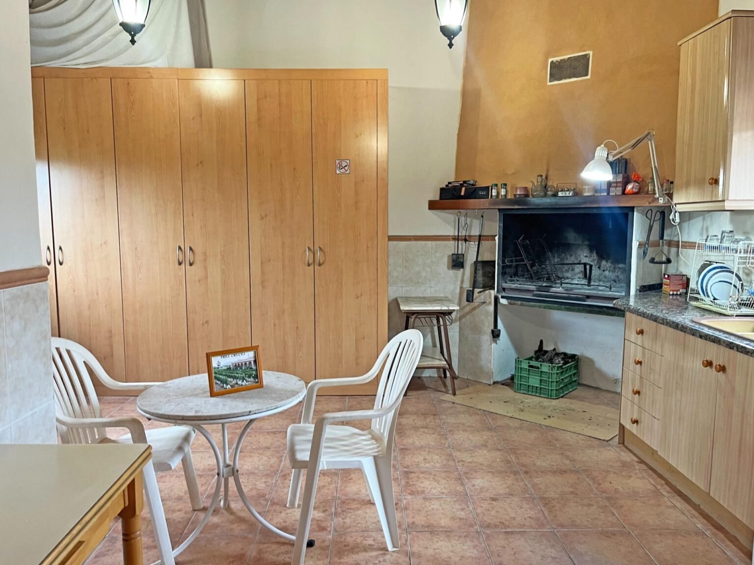 Cocina con muebles de madera