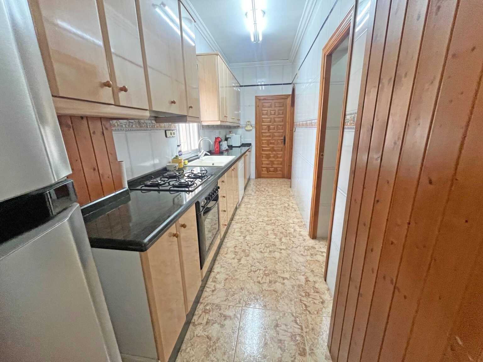 Cocina moderna con muebles claros