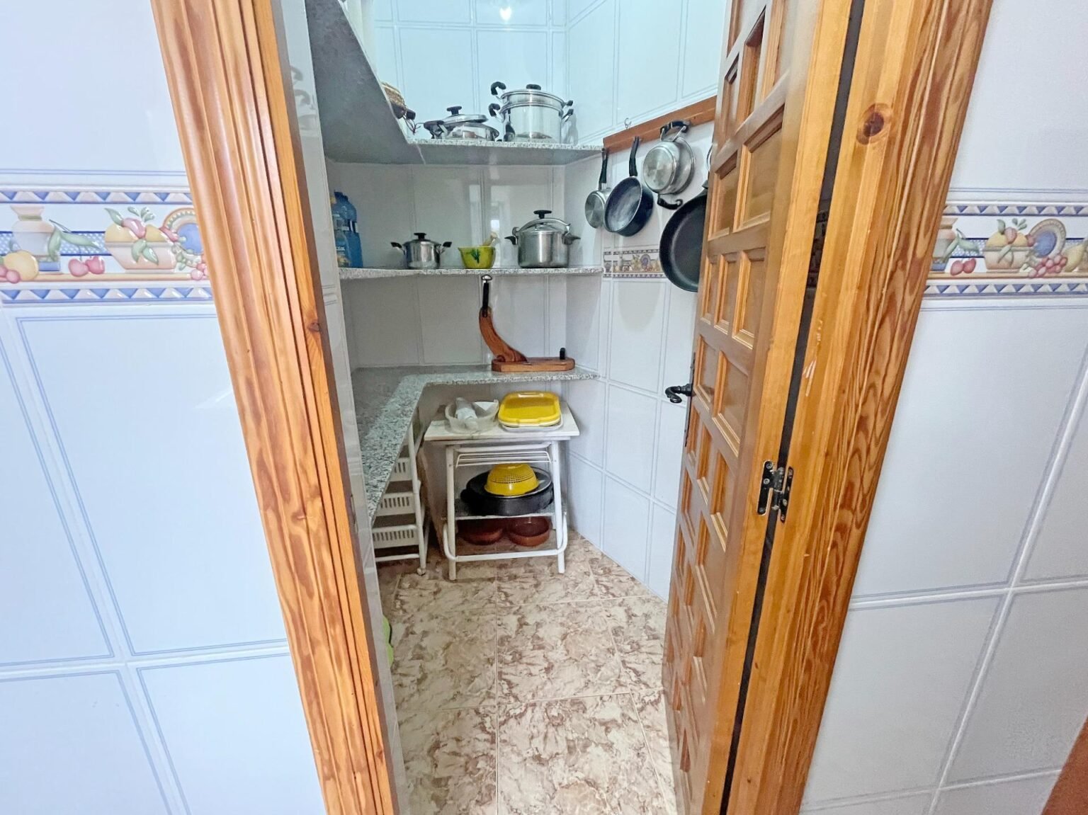 Cocina pequeña con muebles funcionales