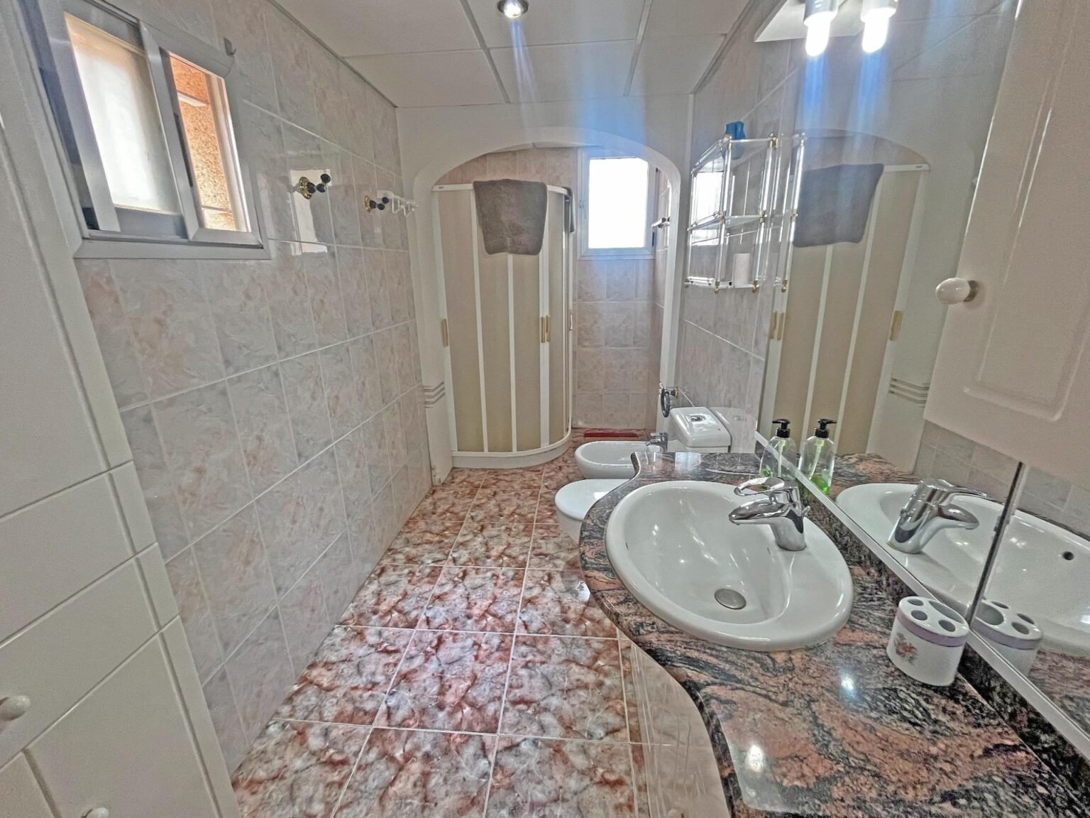Baño moderno y iluminado