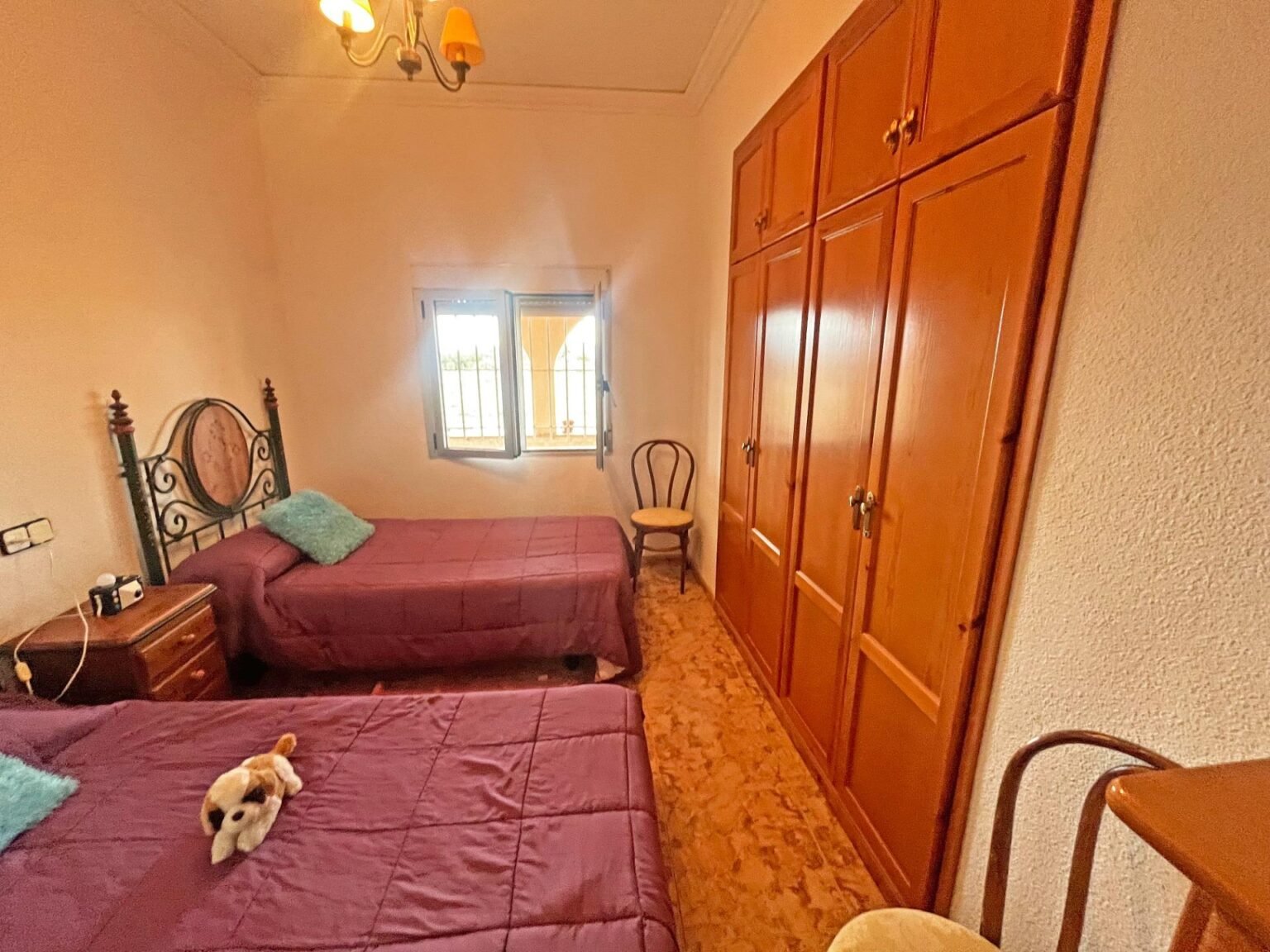 Habitación con dos camas y armario