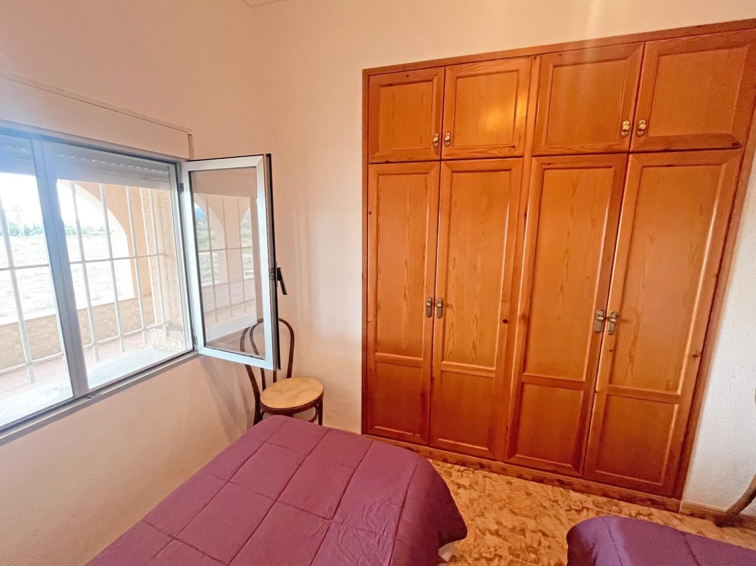 Habitación sencilla con armario