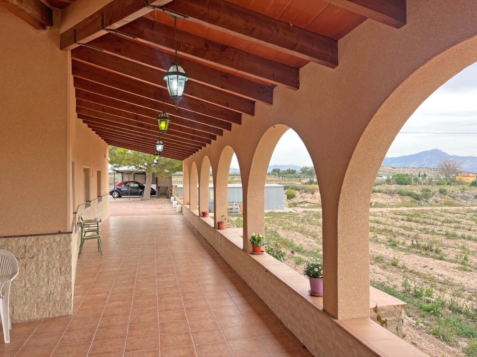 Porche con arcos y vegetación