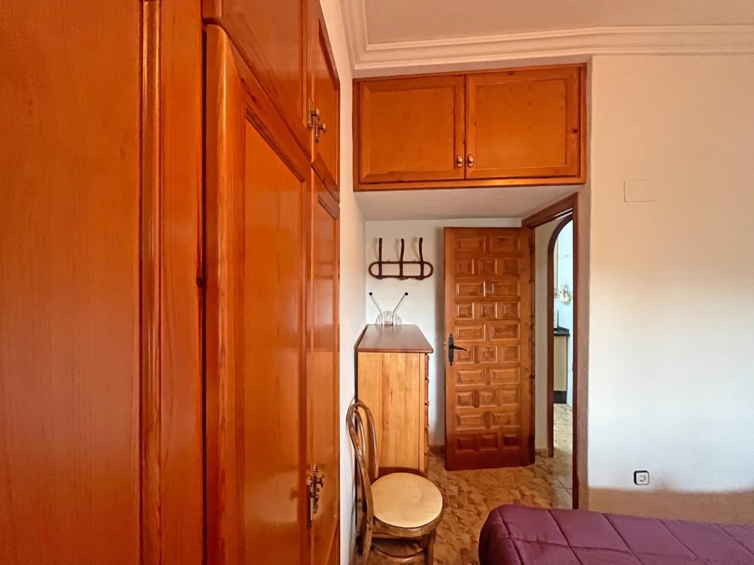 Habitación con muebles de madera