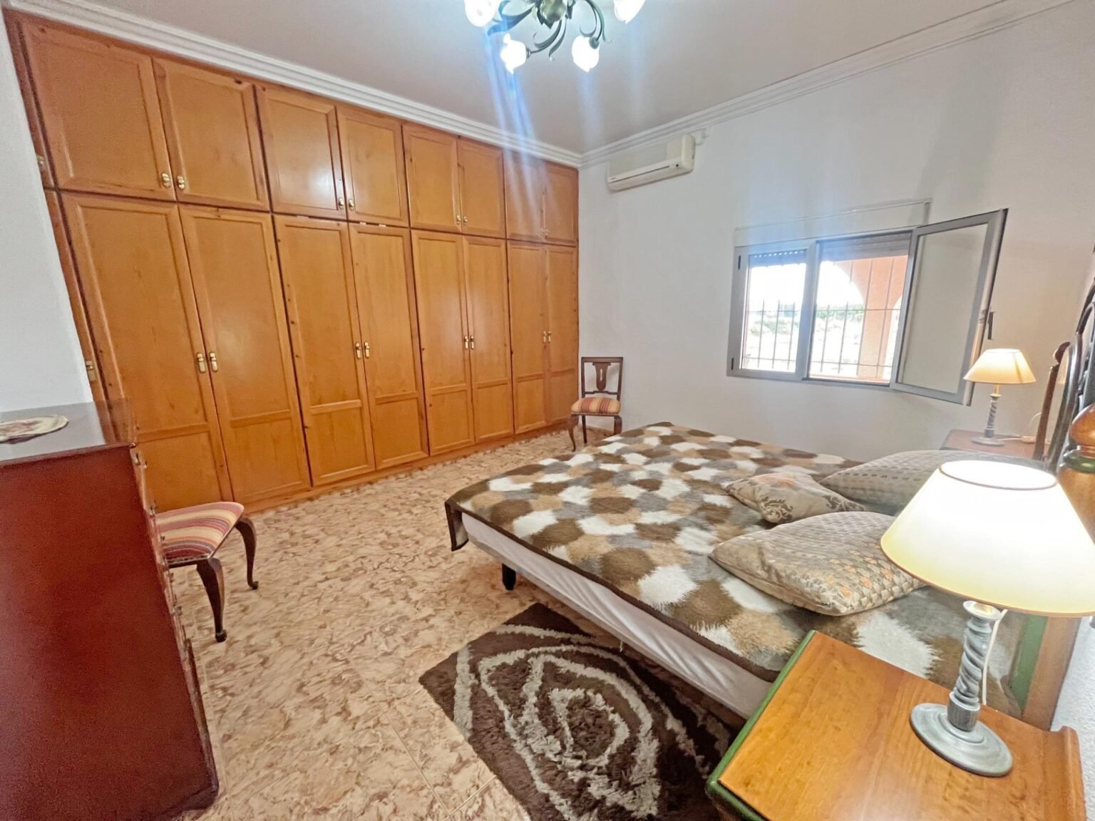 Dormitorio con armarios de madera