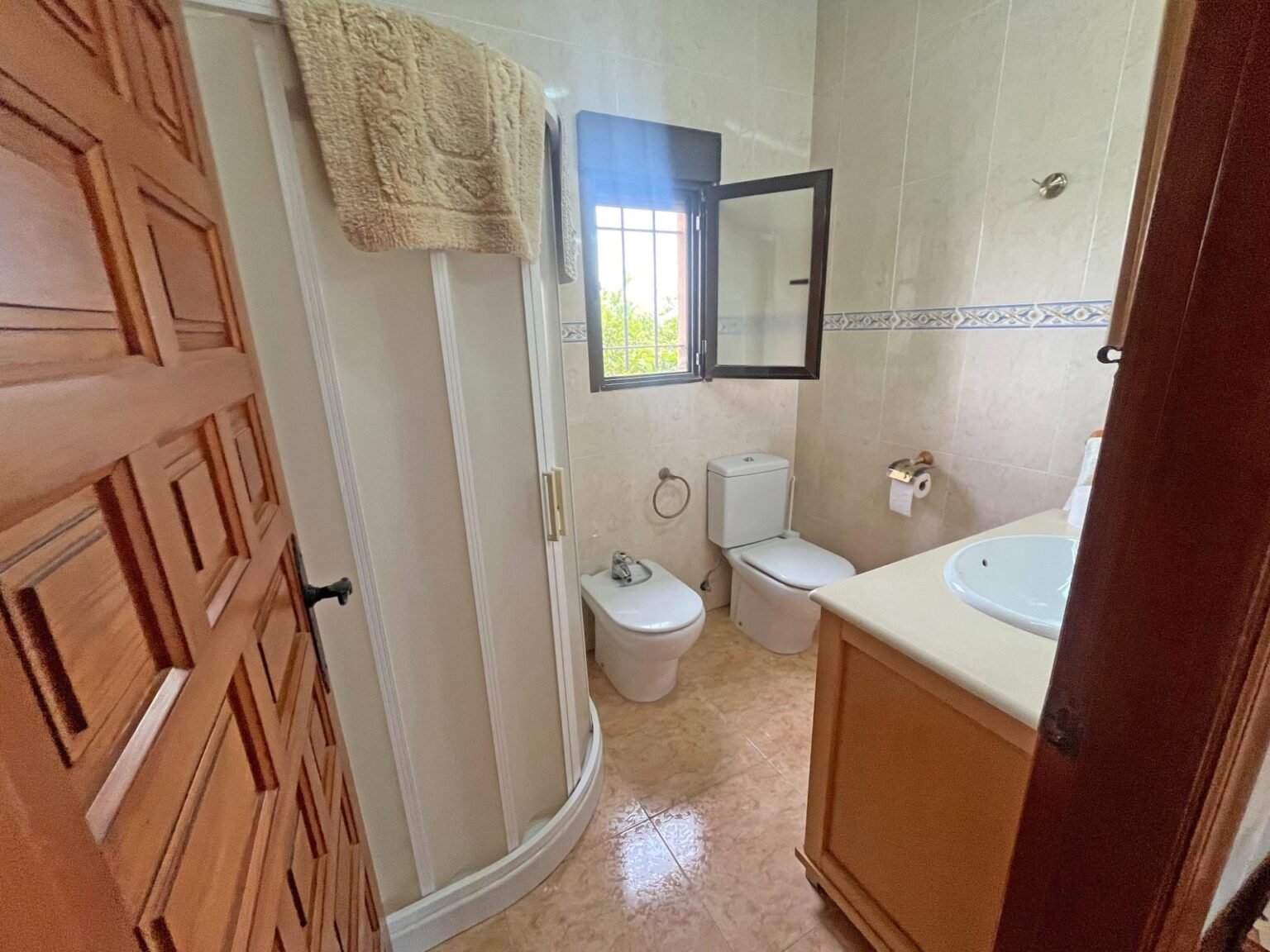 Baño moderno y funcional