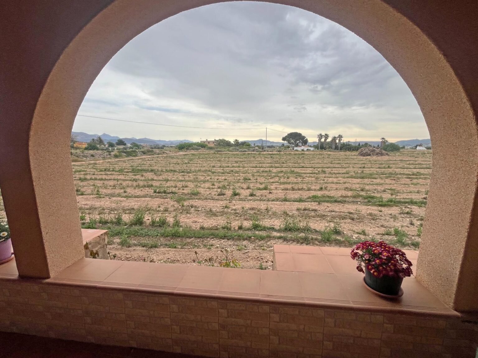Vista del campo desde una casa