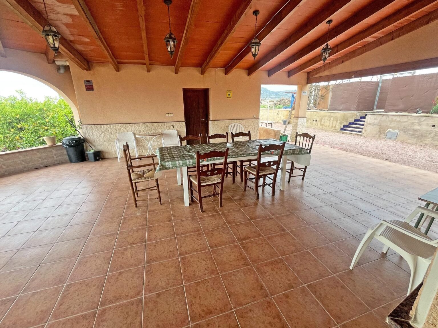 Terraza amplia con mesas y sillas