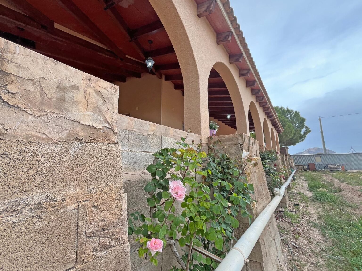 Fachada de casa con arcos