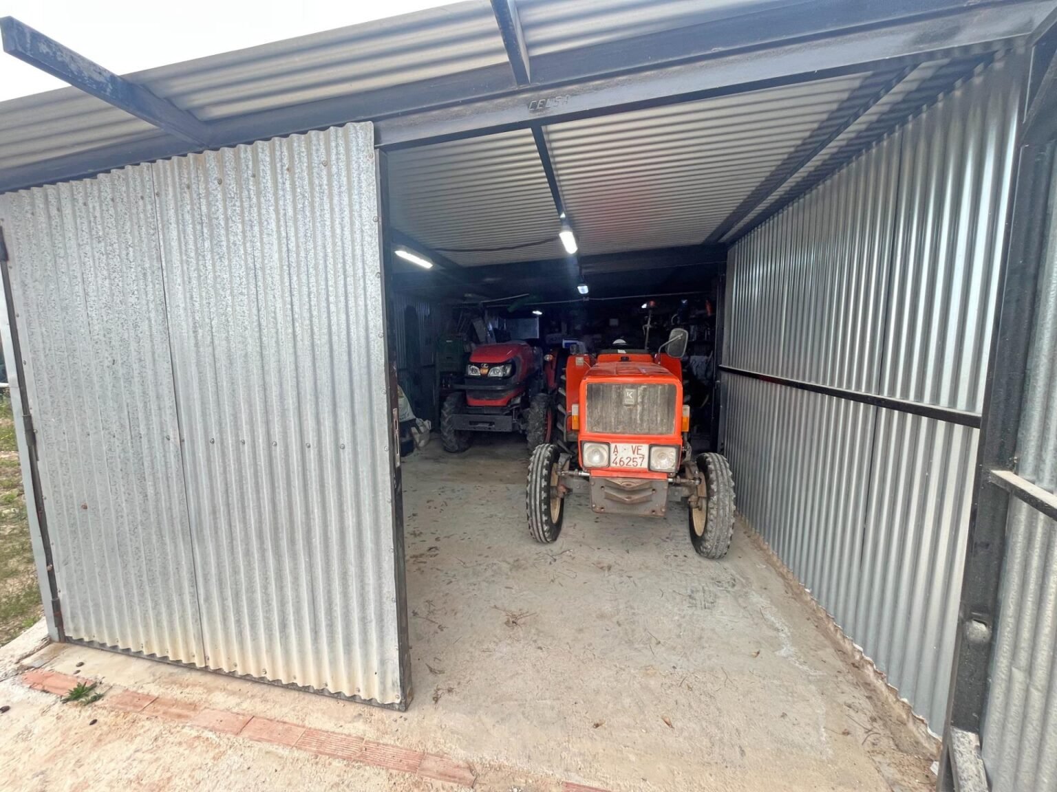 Tractor y maquinaria en un cobertizo