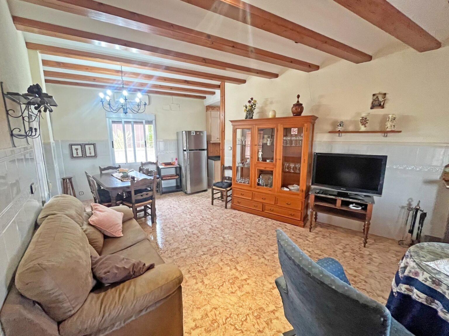 Sala de estar y comedor acogedor