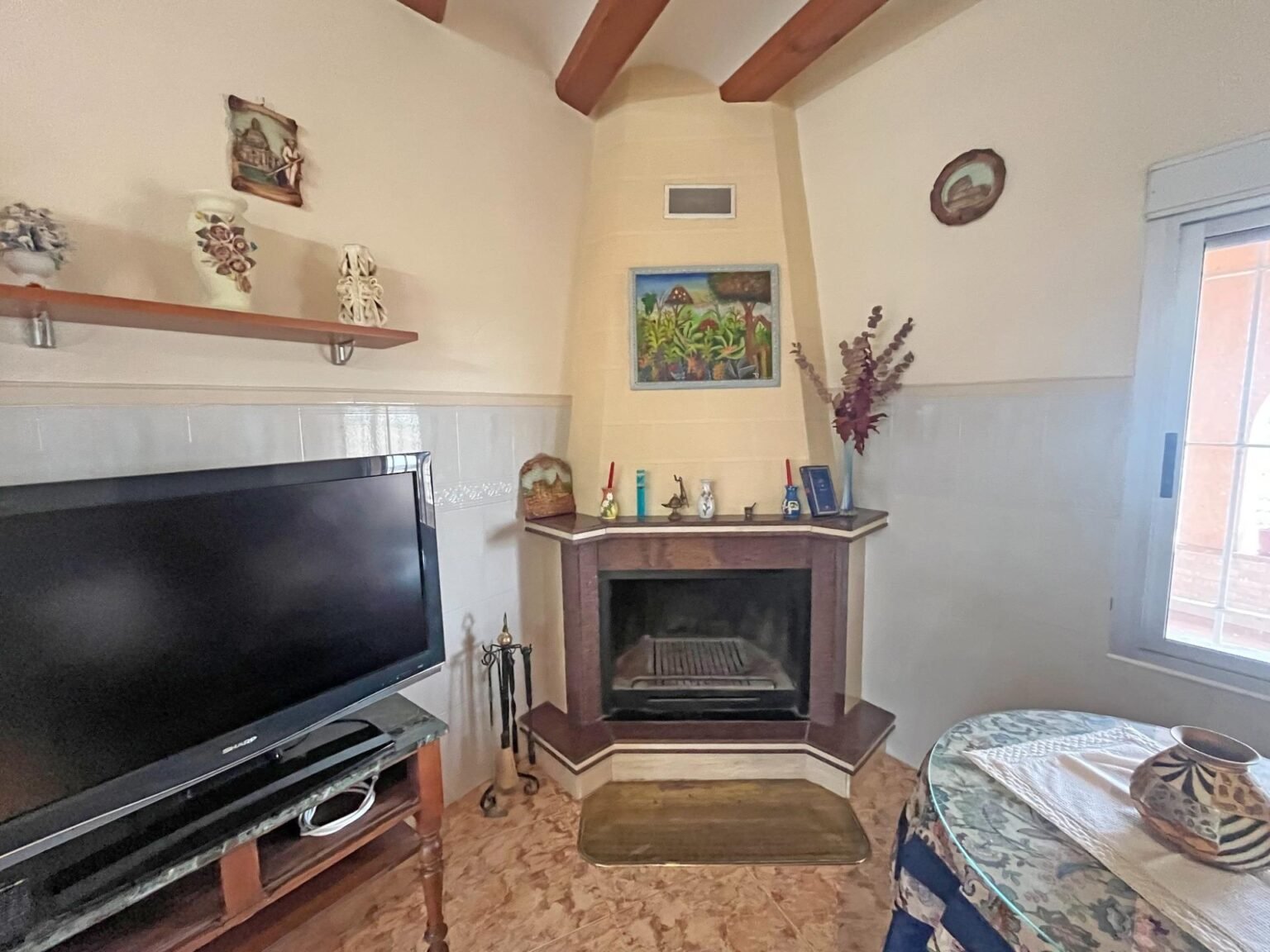 Sala de estar acogedora con chimenea