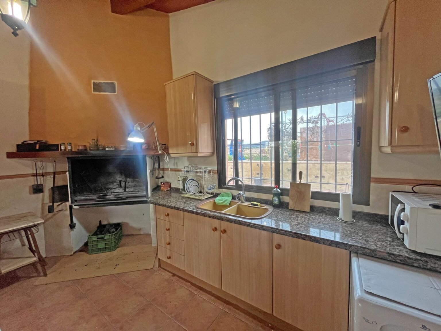 Cocina con vista al exterior
