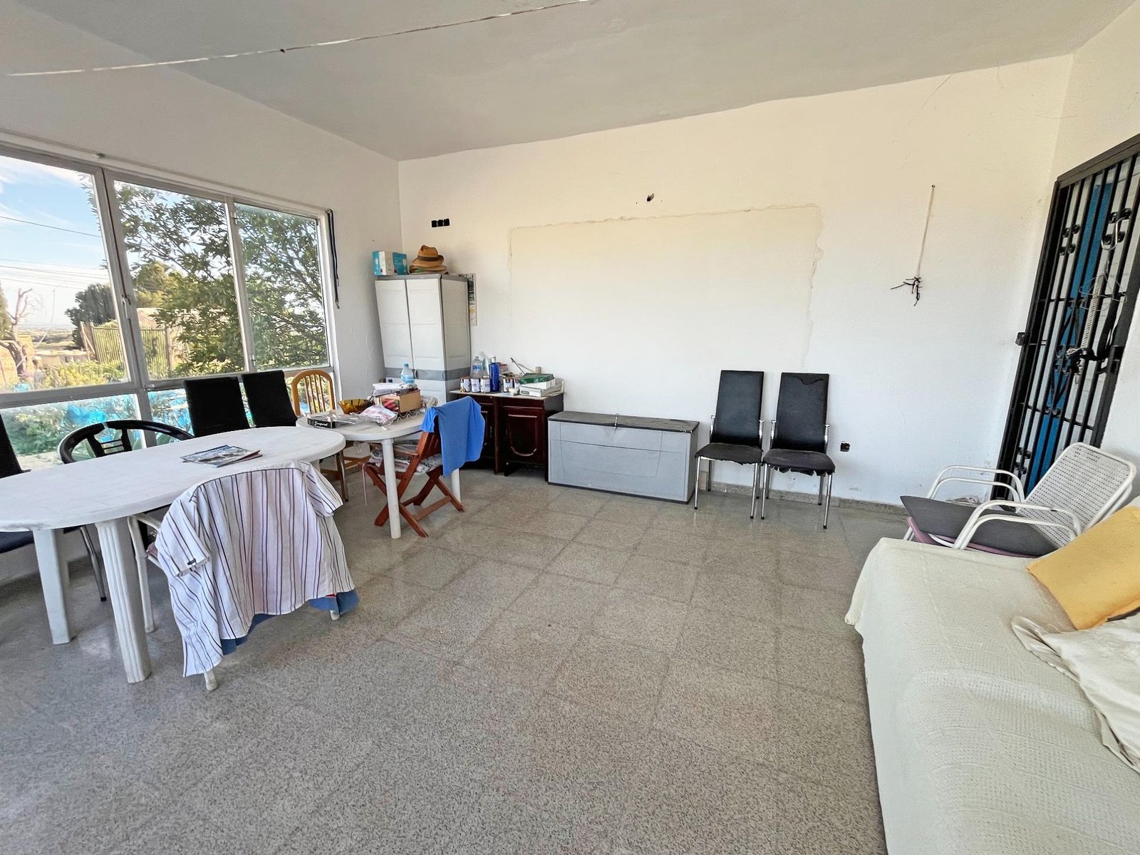 Sala amplia con muebles variados