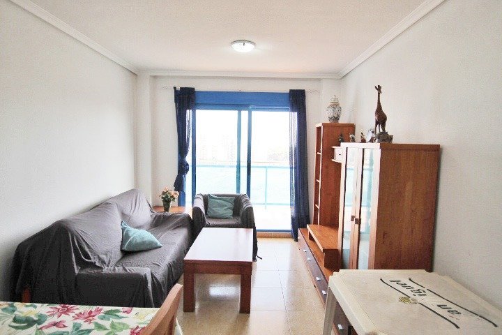 Sala de estar con muebles de madera