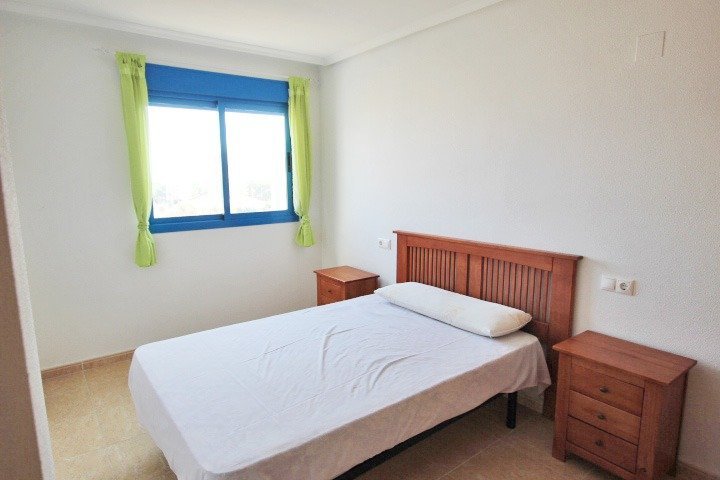 Habitación luminosa con muebles de madera