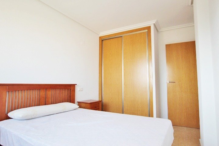Habitación luminoso y minimalista