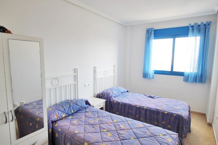 Dormitorio con camas individuales