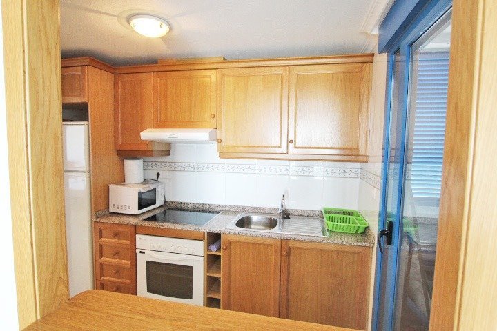 Cocina equipada con madera clara