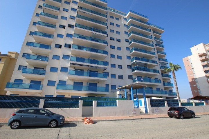 Edificio moderno con balcones