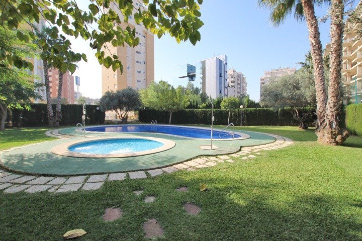 Área verde con piscina en urbanización