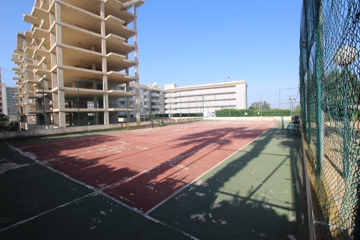 Cancha de tenis en un complejo residencial