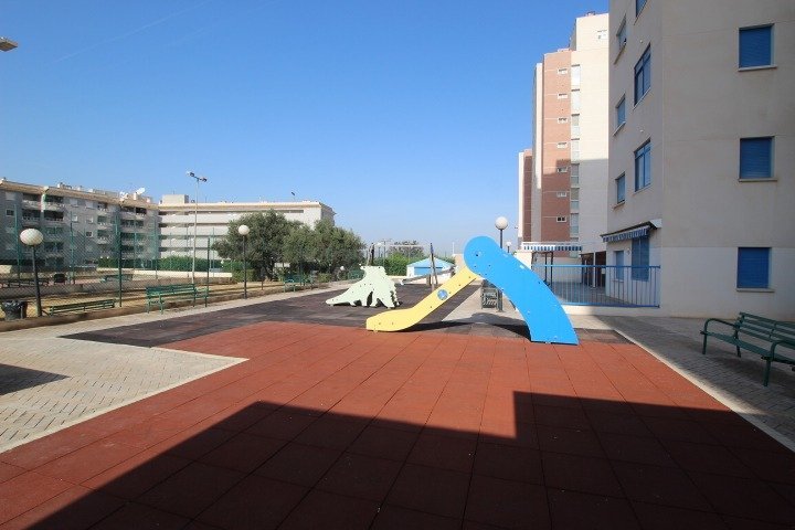 Parque infantil con estructuras coloridas