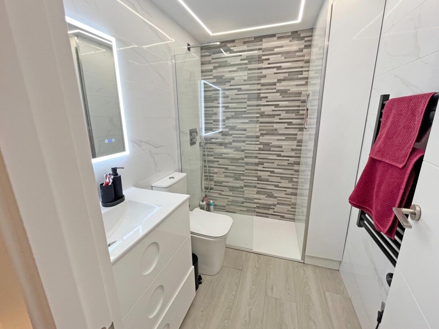 Baño moderno y minimalista