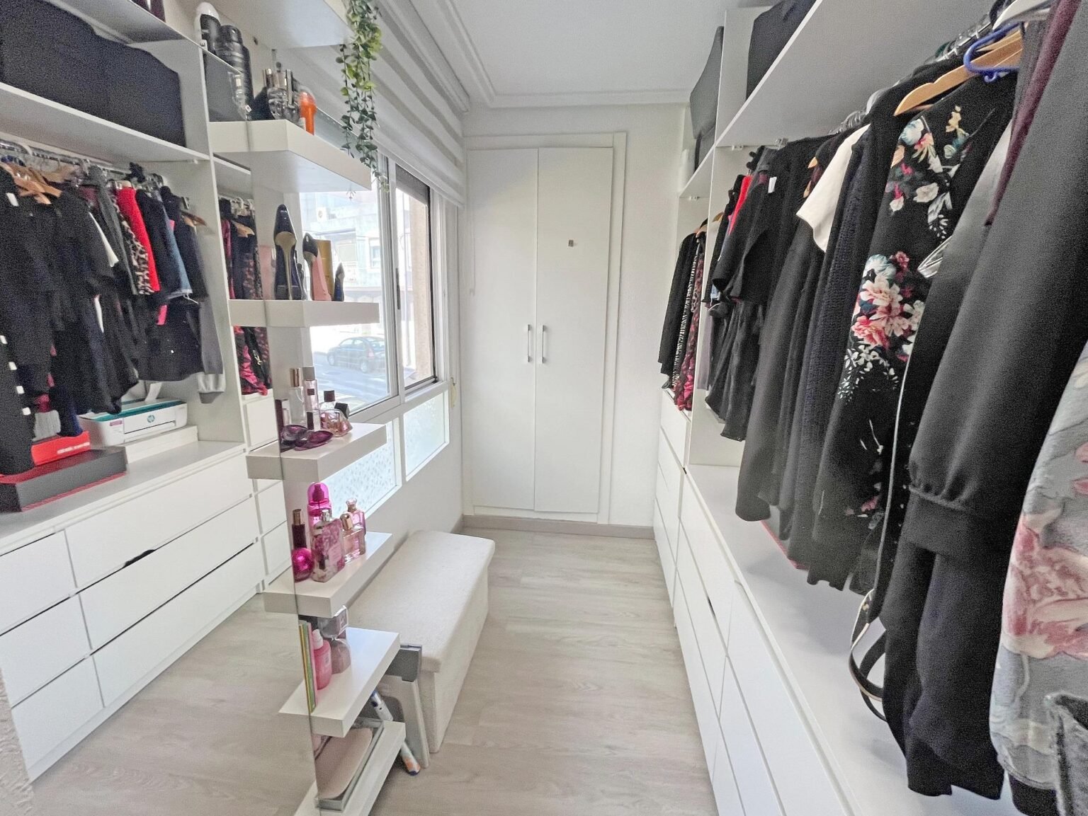 Vestidor moderno y organizado