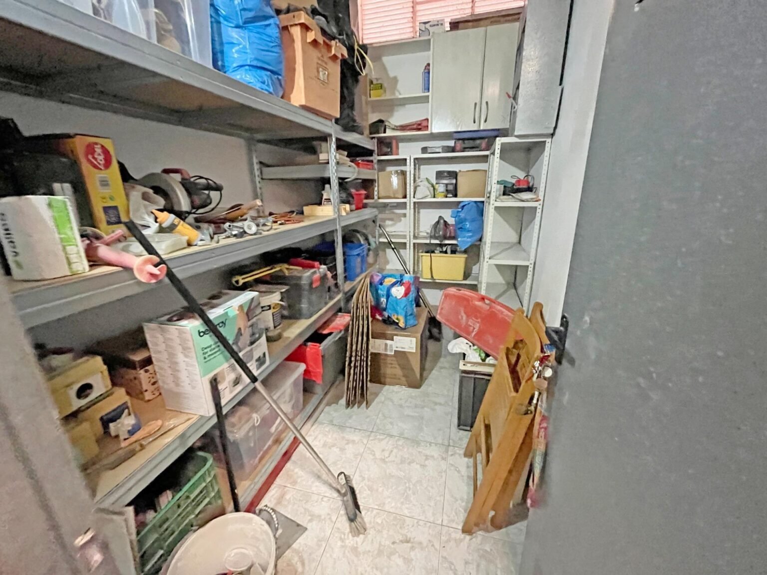 Almacén desordenado con herramientas